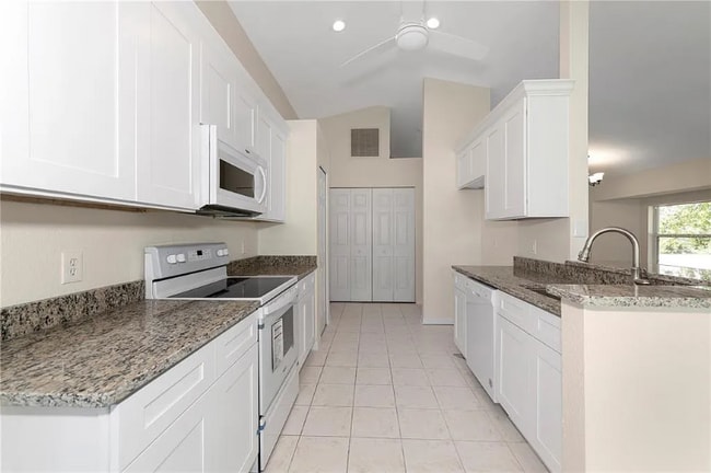 1401 Hedgewood Cir in North Port, FL - Building Photo - Building Photo