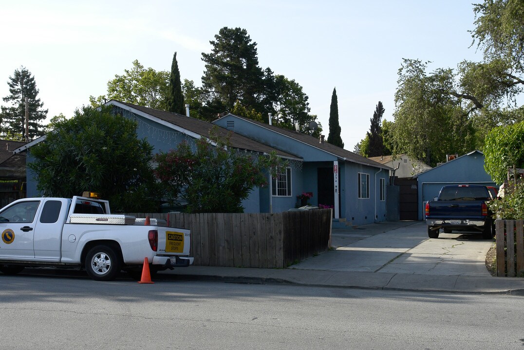 232 Semicircular Rd in Menlo Park, CA - Foto de edificio