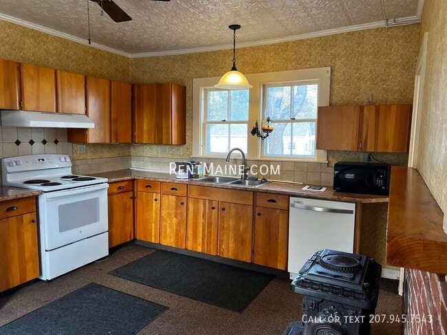 92 Main Rd N in Hampden, ME - Building Photo - Building Photo