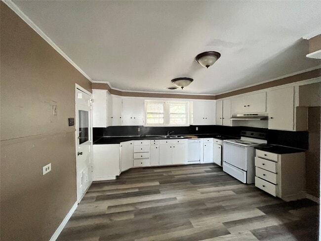 103 E Stone St in Brenham, TX - Building Photo - Building Photo