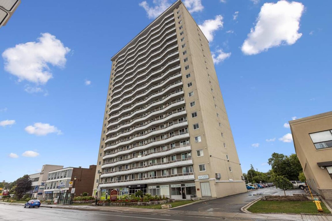 Phoenix Apartments in Ottawa, ON - Building Photo