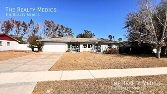 2271 Northland Rd in Mount Dora, FL - Building Photo