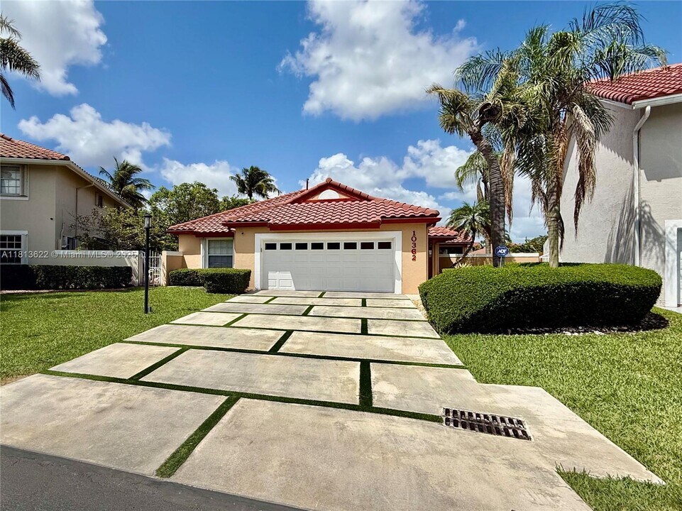10362 NW 46th Terrace in Doral, FL - Building Photo