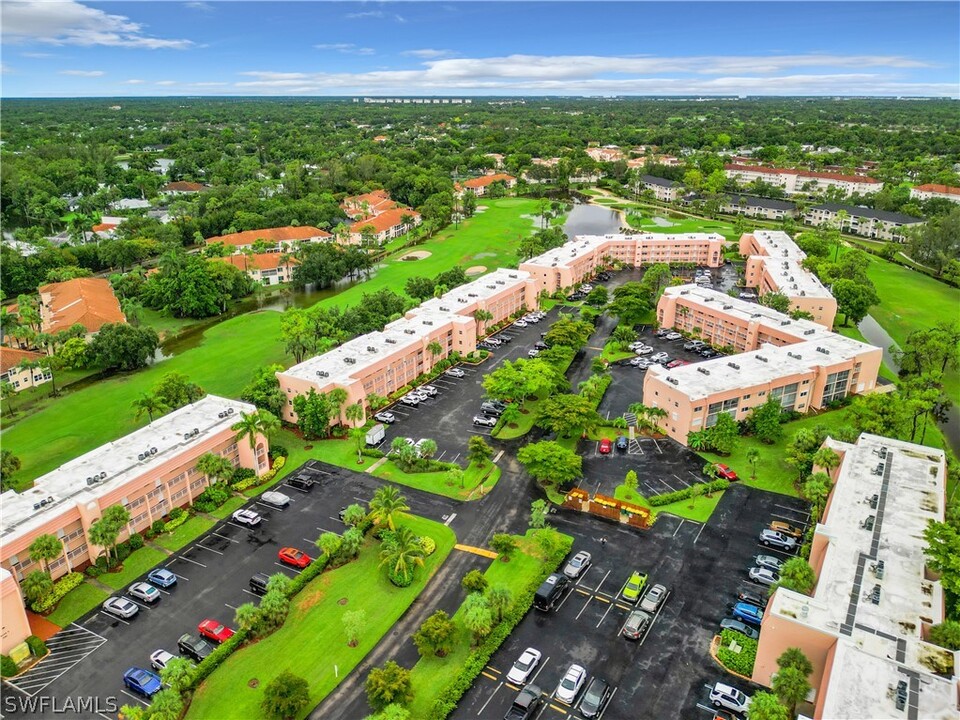 200 Turtle Lake Ct in Naples, FL - Building Photo