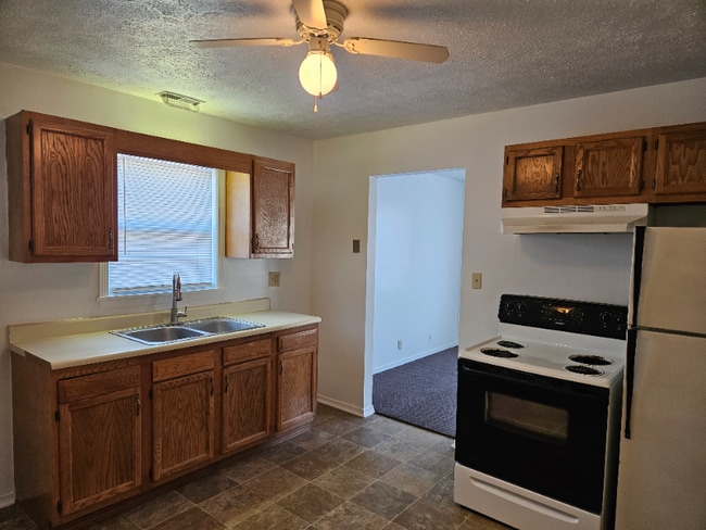 2124 W Jackson St, Unit 2124 back apt in Muncie, IN - Building Photo - Building Photo