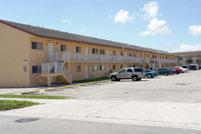 5525 W 24th Way in Hialeah, FL - Foto de edificio - Building Photo