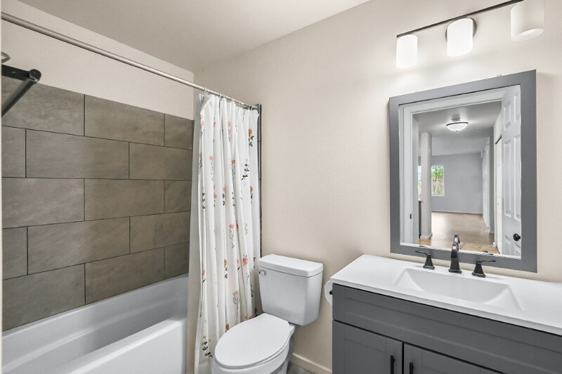 12040 Bridgeport Way SW in Lakewood, WA - Building Photo