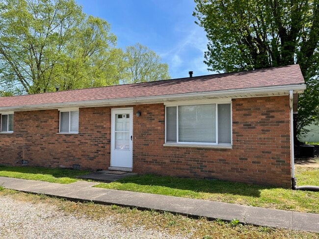 204 E 9th St, Unit B in Williamstown, WV - Building Photo - Building Photo