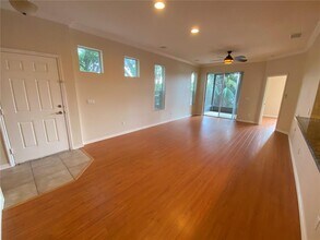 5338 Tattinger Ln in Oviedo, FL - Foto de edificio - Building Photo