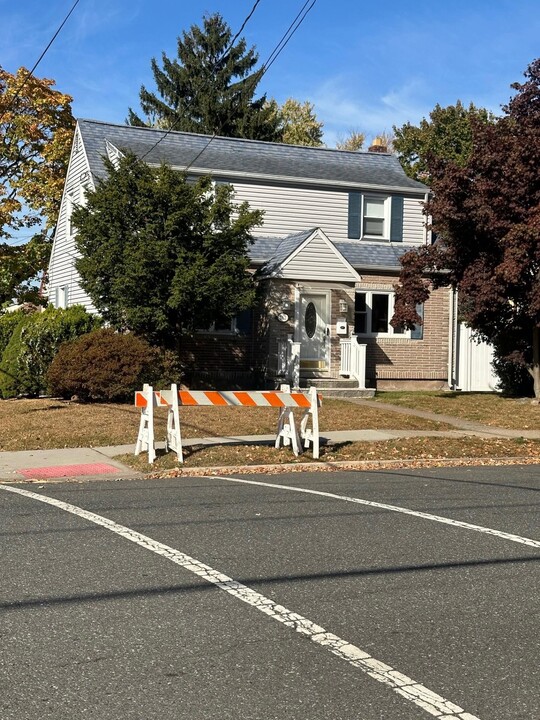 162 Larch Ave in Teaneck, NJ - Foto de edificio