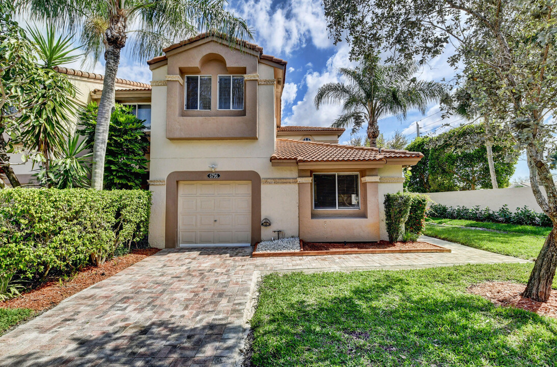 6796 Via Regina in Boca Raton, FL - Building Photo