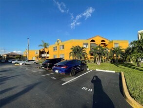 9711 Fontainebleau Blvd in Miami, FL - Building Photo - Building Photo
