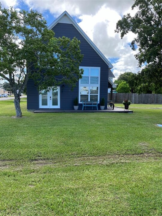 201 Texas Ave S in Anahuac, TX - Building Photo