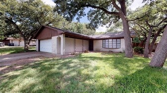1418 Magnolia Dr in College Station, TX - Building Photo