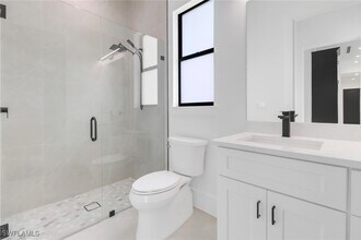 368 14th St SE in Naples, FL - Foto de edificio - Building Photo
