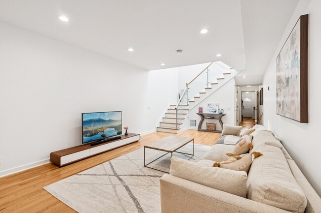 property at 623 W Drummond Pl