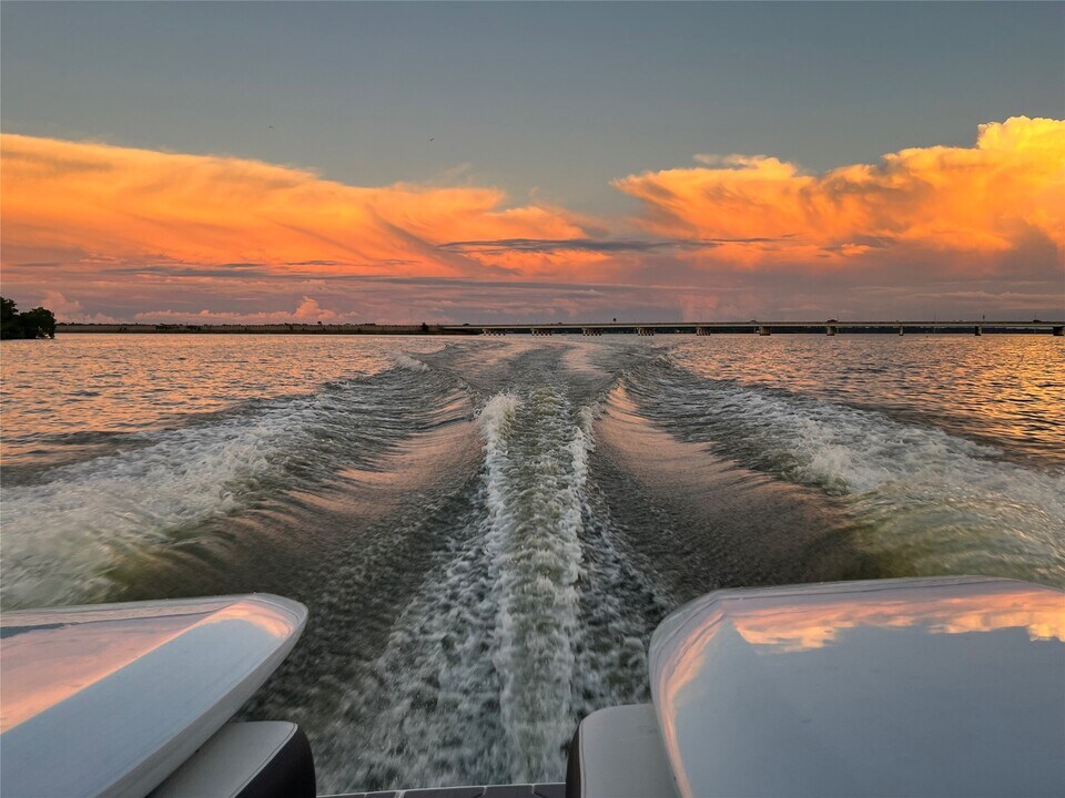 8219 Shoregrove Dr in Humble, TX - Building Photo