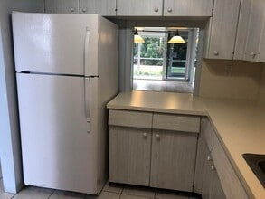 698 NE Spanish River Blvd in Boca Raton, FL - Foto de edificio - Building Photo