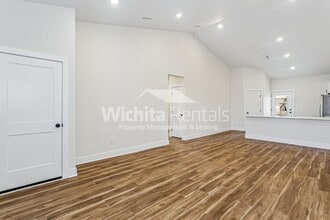 1738-1738 S Hickory Creek Ct in Wichita, KS - Building Photo - Building Photo