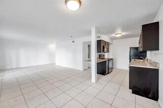 107 Sea Horse Dr SE, Unit A in St. Petersburg, FL - Building Photo - Building Photo