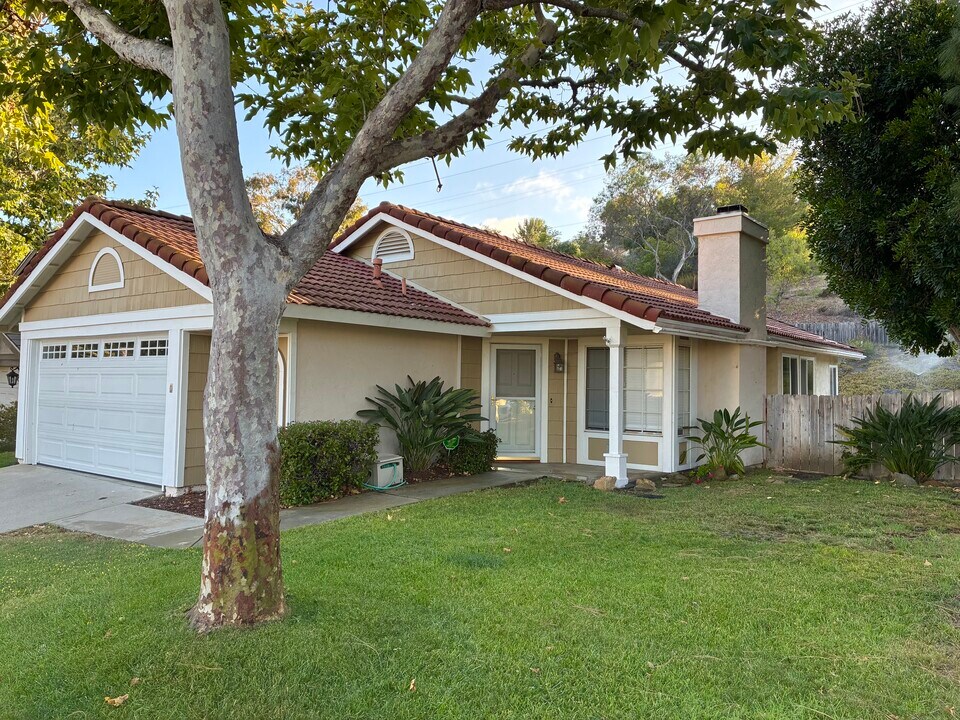 2027 Pointer Glen in Escondido, CA - Building Photo
