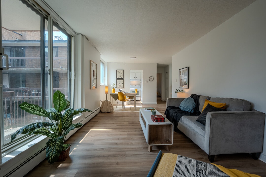 10200 de Bois-de-Boulogne in Montréal, QC - Building Photo