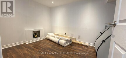 1 Pynford Crescent in Toronto, ON - Building Photo - Building Photo