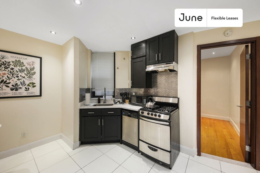 235 W 109th St in New York, NY - Building Photo