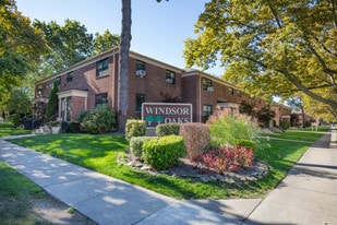 Windsor Oak in Oakland Gardens, NY - Building Photo