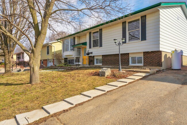 788 Hillside Dr in Kingston, ON - Building Photo - Building Photo