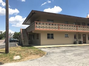 575 Clearwater Largo Rd N in Largo, FL - Foto de edificio - Building Photo