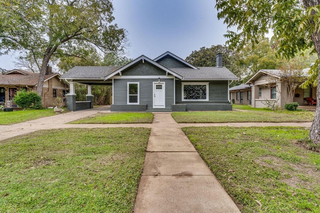 206 Bellevue Dr in Cleburne, TX - Building Photo