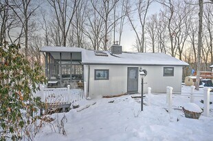 413 Sunset Forest Dr in Hawley, PA - Building Photo