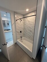 2283 NE 173rd St, Unit A12 in North Miami Beach, FL - Foto de edificio - Building Photo