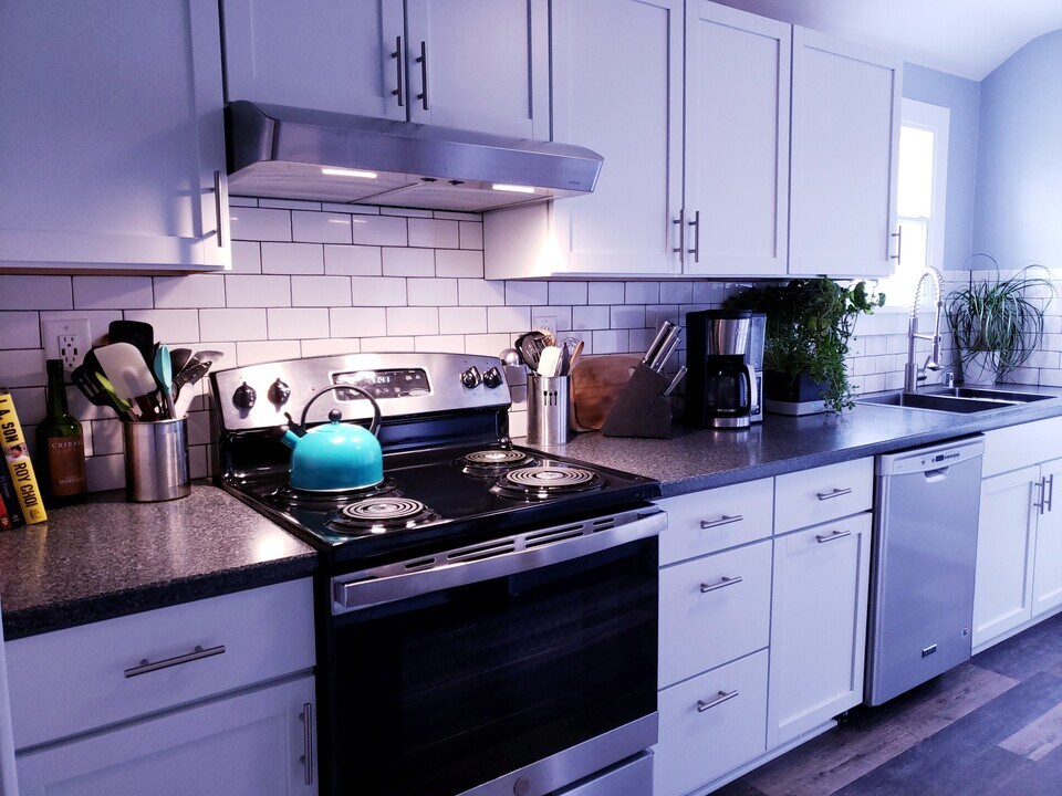 2439A S Austin St, Unit Upper in Milwaukee, WI - Building Photo