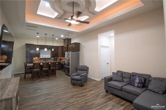 16 E Imperial Oaks Dr in Alton, TX - Building Photo - Building Photo