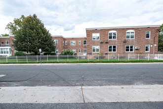 Hewlett Park in Hewlett, NY - Building Photo - Building Photo