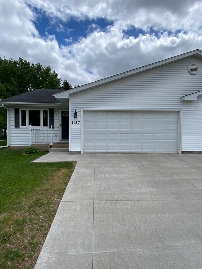 1127 Glenn Pl in Eau Claire, WI - Foto de edificio - Building Photo