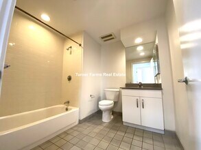 609 Albany St, Unit 407 in Boston, MA - Foto de edificio - Building Photo