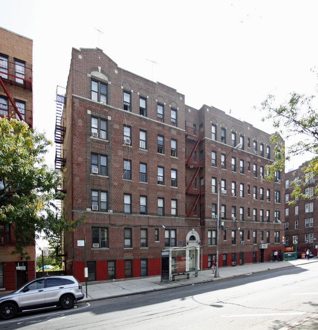 201-211 E 203rd St in Bronx, NY - Foto de edificio - Building Photo