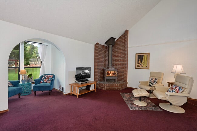 715 W A Barr Rd in Mount Shasta, CA - Building Photo - Building Photo