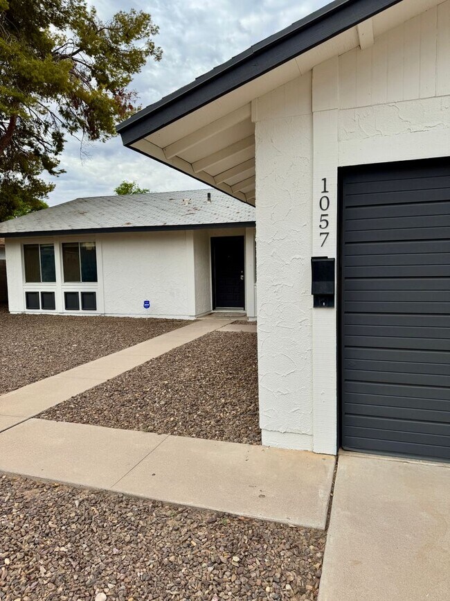 1057 E Frost Dr in Tempe, AZ - Foto de edificio - Building Photo