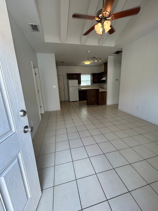 3001 Diamondhead Ave in Alton, TX - Building Photo