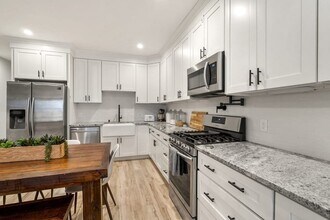 142 W 8th St, Unit 142 W 8th #1 in Boston, MA - Foto de edificio - Building Photo