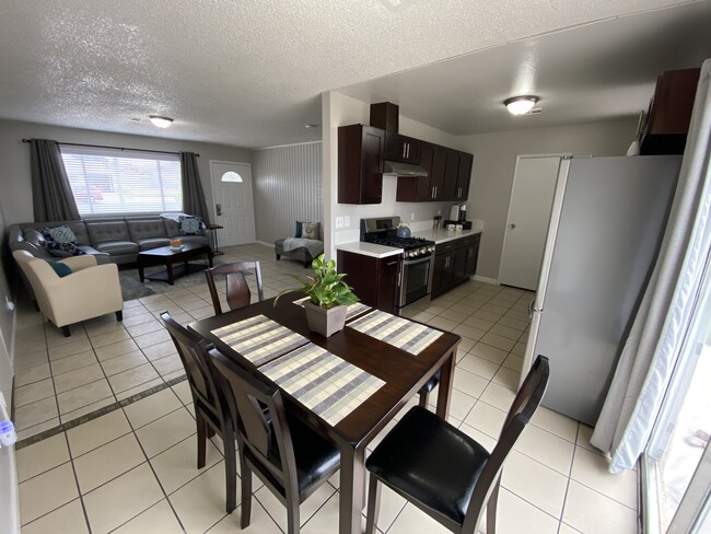 905 Center St in Henderson, NV - Building Photo - Building Photo