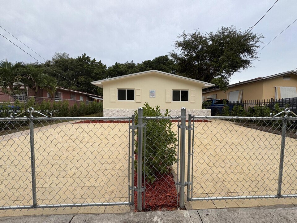 5480 NW 4th Ave in Miami, FL - Building Photo