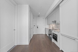 107-06 Queens Blvd in Queens, NY - Building Photo - Building Photo