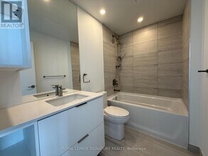 1 Fairview Rd E in Mississauga, ON - Building Photo - Building Photo