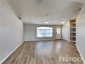 2425 Bishop Rd in Spring Hill, FL - Foto de edificio - Building Photo