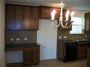 2021 Nestlewood Dr in Austin, TX - Foto de edificio - Building Photo